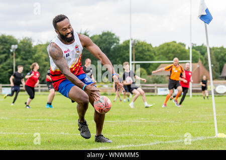 Amateur Touch Rugby Player (Fidschi Männlich, 40-50 Jahre) fällt der Ball, als er sich mit Ball Versuchen zu Punkten erreicht. Stockfoto