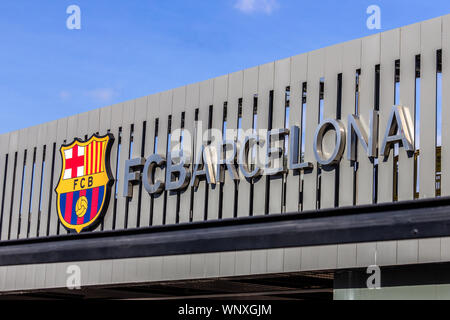 Barcelona, Spanien - 18. Februar 2019 - FC Barcelona Logo auf der Außenseite des Camp Nou Stadion Stockfoto