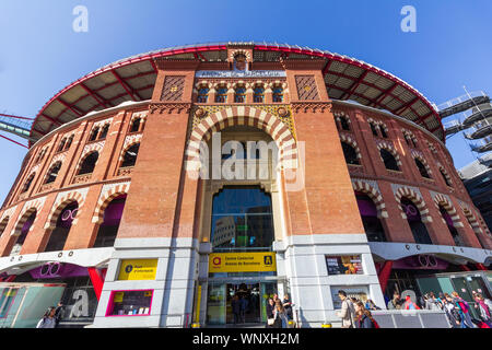 Barcelona, Spanien - 22. Februar 2019 - Arenas de Barcelona (Barcelona Arena) ist ein ehemaliger Stierkampf Arena in der Nähe der Placa Espanya. Es hat verwandeln. Stockfoto