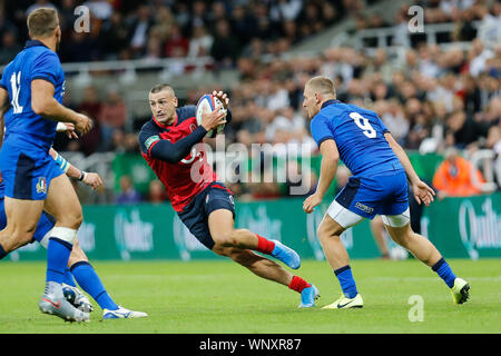 Newcastle, UK. 6. Sep 2019. NEWCASTLE UPON TYNE, ENGLAND SEPT 6. Jonny kann von England Schritte innerhalb Callum Bradley von Italien während der Quilter Herbst Länderspiel zwischen England und Italien am St. James's Park, Newcastle am Freitag, den 6. September 2019. (Quelle: Chris Lishman | MI Nachrichten) Editorial nur mit der Credit: MI Nachrichten & Sport/Alamy leben Nachrichten Stockfoto