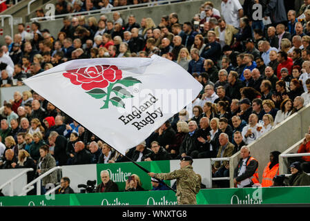 Newcastle, UK. 6. Sep 2019. NEWCASTLE UPON TYNE, ENGLAND SEPT 6. Ein England Flagge während der Quilter Herbst Länderspiel zwischen England und Italien am St. James's Park, Newcastle am Freitag, den 6. September 2019. (Quelle: Chris Lishman | MI Nachrichten) Editorial nur mit der Credit: MI Nachrichten & Sport/Alamy leben Nachrichten Stockfoto