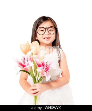 Portrait von so süß nachdenklich asiatische Kind Mädchen Brille Augen mit Blume in der Hand auf weißem Hintergrund. Stellen Sie sich vor, Idee, Spaß, Träumen, T Stockfoto