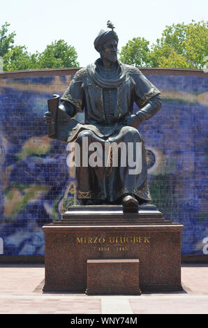 Bronzestatue des 15. Jahrhundert Timurid Sultan und Astronom Ulugh Beg in Samarkand, Usbekistan Stockfoto