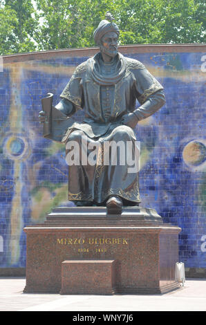 Bronzestatue des 15. Jahrhundert Timurid Sultan und Astronom Ulugh Beg in Samarkand, Usbekistan Stockfoto