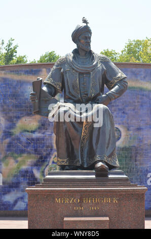 Bronzestatue des 15. Jahrhundert Timurid Sultan und Astronom Ulugh Beg in Samarkand, Usbekistan Stockfoto