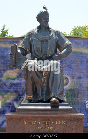 Bronzestatue des 15. Jahrhundert Timurid Sultan und Astronom Ulugh Beg in Samarkand, Usbekistan Stockfoto