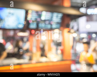 Defokussieren oder blured Restaurant mit Menschen abstrakte Bokeh hellen Hintergrund für Abendessen zu entspannen. Stockfoto