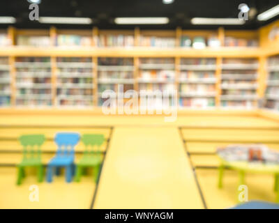 Abstrakte verschwommen oder unscharf Bücherregale mit Büchern und Lehrbücher auf Bücherregale in Bibliothek oder Buchhandlung für Bildung. Stockfoto