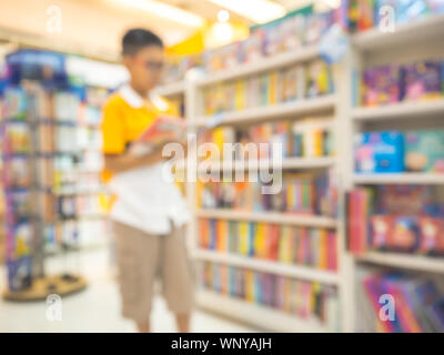 Abstrakte verschwommen oder unscharf Bücherregale mit Büchern und Lehrbücher auf Bücherregale in Bibliothek oder Buchhandlung für Bildung. Stockfoto