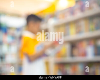 Abstrakte verschwommen oder unscharf Bücherregale mit Büchern und Lehrbücher auf Bücherregale in Bibliothek oder Buchhandlung für Bildung. Stockfoto