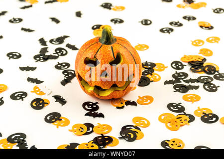 Halloween Dekoration, ein wenig Jack-o-Lantern Kürbisse isoliert auf weißem Stockfoto