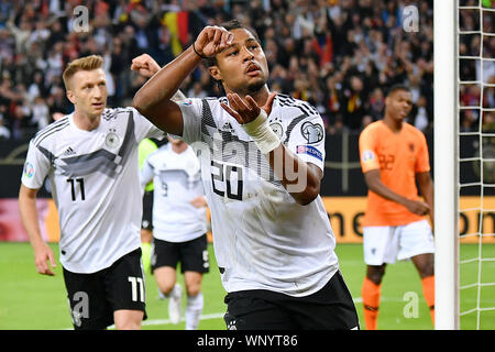 Hamburg, Deutschland. 6. Sep 2019. Serge Gnabry (Vorne) von Deutschland feiert während der UEFA EURO 2020 Gruppe C qualifying Fußballspiel zwischen Deutschland und den Niederlanden in Hamburg, Deutschland, Sept. 6, 2019. Credit: Ulrich Hufnagel/Xinhua Stockfoto