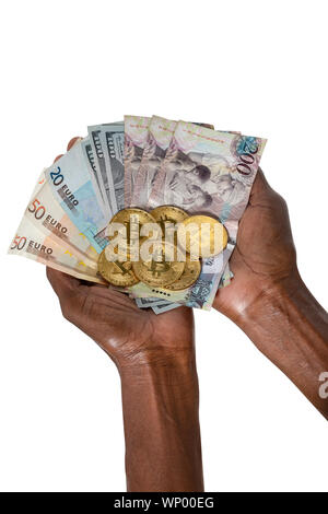 Afrikanische Frau Hände halten einen Stapel bitcoins Euro, Pula und Dollar, Stockfoto