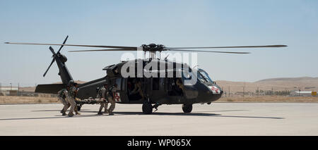 Royal Jordanian Soldaten laden einen simulierten Unfall in eine US-Army UH-60 Black Hawk, einem medevac Flugwerk durch die im Expeditionary Combat Aviation Brigade, Task Force Javelin, Task Force spartanisch, während einer 9-line medevac Schulungsveranstaltung in Jordanien, 12.08.26, 2019, Teil der jordanischen betriebliche Ausbildung zwischen der US-Armee und der jordanischen Streitkräfte pilotiert. Für 14 Wochen, Soldaten von der 1. Staffel die New-jersey Army National Guard, 102 Golgatha Regiment, sind Schulungen Jordanien Grenze Wache Soldaten mit der 7. mechanisierten Bataillons, 48th mechanisierte Brigade in Bereichen wie Stockfoto