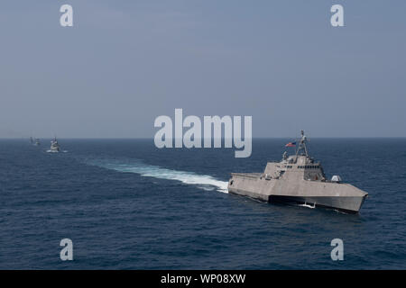 Golf von Thailand (Sept. 4, 2019) - USS Montgomery (LCS 8), eine Unabhängigkeit - Variante Littoral Combat Ship, Segel, die sich in der Ausbildung bei einem Foto Übung im Rahmen des ASEAN-US Maritime Übung (AUMX). Die erste AUMX, Co -, die durch die USA und die Königlich Thailändische marine Led, mit maritimen Kräfte aus den USA und aus allen 10 ASEAN-Mitgliedstaaten. AUMX fördert die gemeinsamen Verpflichtungen Partnerschaften, Sicherheit und Stabilität in Südostasien auf den Seeverkehr. (U.S. Marine Foto von Mass Communication Specialist 1. Klasse Alexandra Seeley) Stockfoto