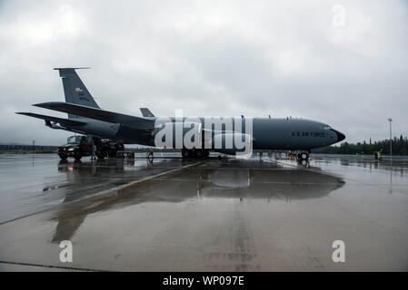 Us-Flieger von der MacDill Air Force Base, Fla., Kadena Air Base, Japan, und Eielson Air Force Base, Ala, vorbereiten und tanken ein 909 . Air Refuelling Squadron KC-135 Stratotanker, Kadena Air Base, Japan, bevor eine Mission während der roten Fahne - Alaska 19-3 bei Eielson Air Force Base, Alaska, Aug 16., 2019. RF-A basiert auf der gemeinsamen Pacific Alaska Range Komplex mit Flugbetrieb geflogen, in erster Linie aus Eielson Air Force Base und Joint Base Elmendorf-Richardson, in Alaska durchgeführt. Die JPARC ist die größte instrumental Luft-, Boden- und elektronischen Kampftraining in der Welt. (U.S. Air Force Foto von Tech. Sg Stockfoto