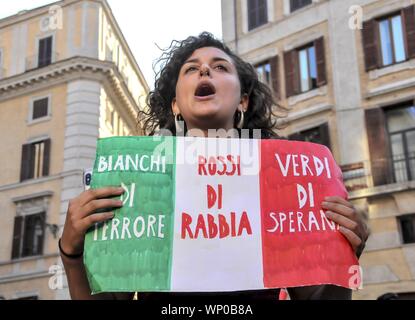 Die umweltbewegung Freitags für künftige Rom (das ist die von der Schwedischen Greta Thunberg inspiriert) manifestiert sich vor dem Pantheon in Solidarität mit den ersten Internationalen Climate Camp von Venedig, die in diesen Tagen auf dem Lido von Venedig vor dem Eingang des großen Schiffen, die in der Lagune. Die Demonstranten zogen auf einem roten Teppich (wie den roten Teppich des Filmfestivals, die in diesen Tagen in Venedig) mit Zeichen gegen große Schiffe, auf den Klimawandel und die Umwelt zu schützen. (Foto von Patrizia Cortellessa/Pacific Press) Stockfoto