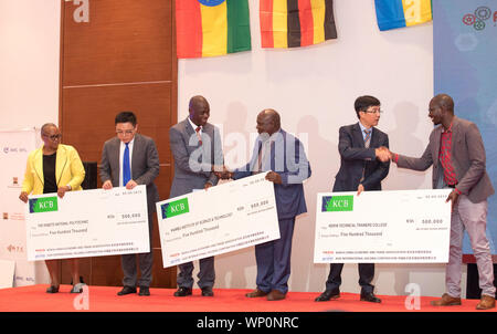 (190907) -- NAIROBI, Sept. 7, 2019 (Xinhua) - Jin Yetao Gelehrsamkeit ist bei der Abschlussfeier der sechsten Ausgabe des Afrika Tech Herausforderung (ATC) in Nairobi, Kenia, an Sept. 5, 2019. Die sechste Auflage des Afrika Tech Herausforderung (ATC) wurde in Nairobi statt und zog Teilnehmer aus über acht afrikanischen Ländern. Alle 48 Studenten und 16 Berater haben Hingabe an die fünf Wochen CNC (Computer Numerical Control) Drehbank Ausbildung und hatte eine heftige zweitägige CNC-Drehmaschine Wettbewerb gezeigt. 15 kenianische technische Ausbildung Studenten Stipendien in der Höhe von 1,5 Millionen Schilling (15.000 U gewonnen Stockfoto