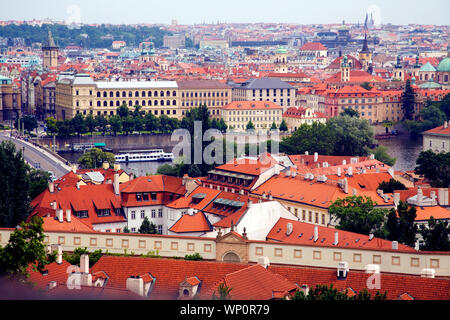 Die Dächer von Prag mit Moldau in der Mitte. In Prag in der Tschechischen Republik Stockfoto
