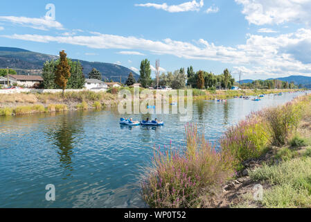 Penticton, British Columbia/Kanada - September 1, 2019: die Menschen in der Penticton Fluss Kanal schwimmen auf innere Rohre, einem beliebten Sommer Aktivitäten Stockfoto