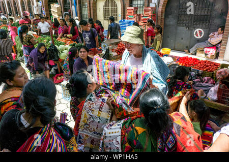 Maya Frauen Textilien für Touristen auf der Straße Markt in Chichicastenango, Guatemala verkaufen Stockfoto