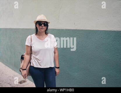 Portrait von Tourist girl auf Kamera beim Spaziergang durch die Altstadt Stockfoto