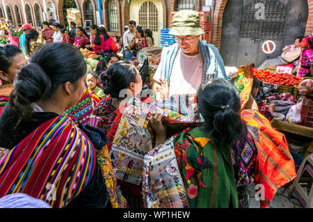 Maya Frauen Textilien für Touristen auf der Straße Markt in Chichicastenango, Guatemala verkaufen Stockfoto