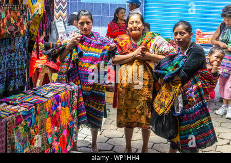 Maya Frauen Textilien für Touristen auf der Straße Markt in Chichicastenango, Guatemala verkaufen Stockfoto