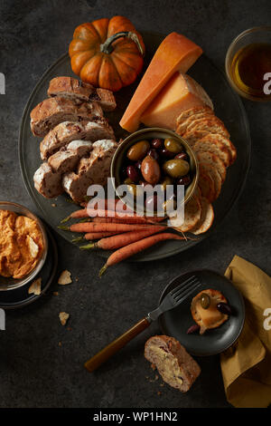 Fall unterhaltsam Teller mit Käse, Cracker, Oliven, Dip und Karotten Stockfoto