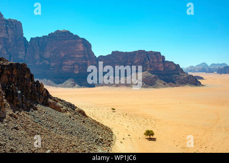 Jordanien, Aqaba Governorate, Wadi Rum. Wadi Rum geschützter Bereich, UNESCO-Weltkulturerbe. Stockfoto