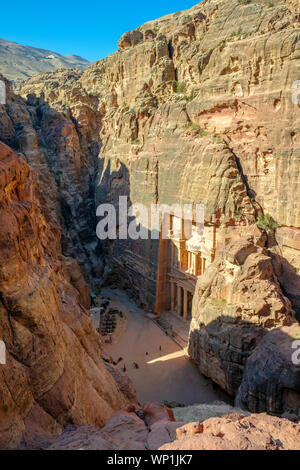 Jordanien, Ma'an Governatorat, Petra. UNESCO-Weltkulturerbe. Hohe Betrachtungswinkel von Al-Kazneh, die Schatzkammer. Stockfoto