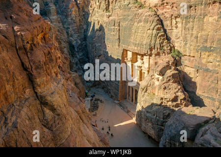 Jordanien, Ma'an Governatorat, Petra. UNESCO-Weltkulturerbe. Hohe Betrachtungswinkel von Al-Kazneh, die Schatzkammer. Stockfoto