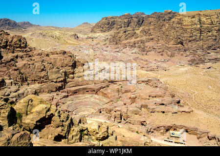 Jordanien, Ma'an Governatorat, Petra. UNESCO-Weltkulturerbe. Hohe Betrachtungswinkel der nabatäischen Theater und Petra Archäologischen Park. Stockfoto