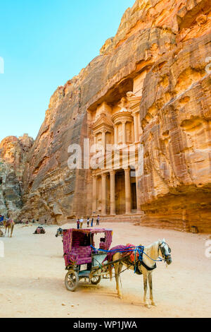 Jordanien, Ma'an Governatorat, Petra. UNESCO-Weltkulturerbe. Pferdekutsche vor Al-Kazneh, die Schatzkammer. Stockfoto