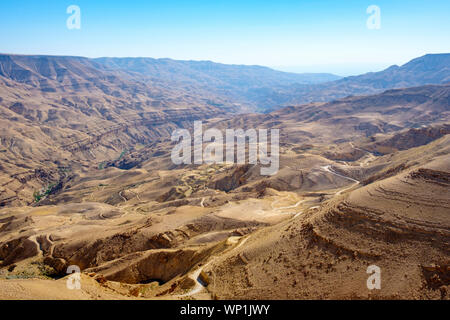 Jordanien Madaba Governorate. King's Highway, Wüste Landschaft in der Nähe der Mujib Behälter. Stockfoto
