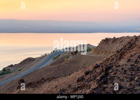 Jordanien Madaba Governorate. Toten Meer Küste in der Nähe von Ma'in bei Sonnenuntergang. Stockfoto