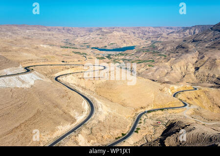 Jordanien Madaba Governorate. King's Highway, Highway 35 wicklung durch die Wüstenlandschaft in der Nähe der Mujib Behälter. Stockfoto