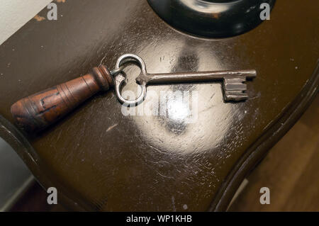 Altes Skelett Schlüssel auf Holz Tisch - Antike Schlüssel für Boutique Hotel Stockfoto