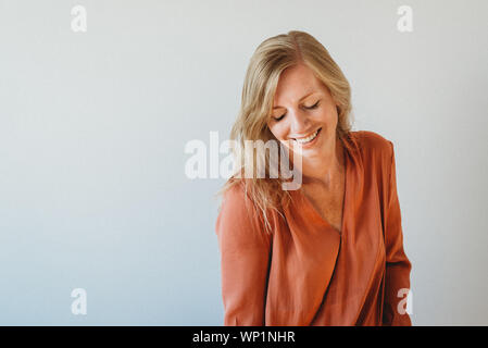 Portrait von Glücklich lächelnde Frauen zu Hause Stockfoto