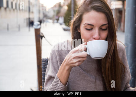 Frau trinkt eine Tasse Kaffee in Boadilla del Monte Stockfoto