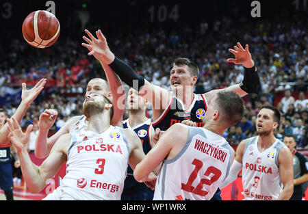 Peking, Guangdong Provinz Chinas. 6. Sep 2019. Andrey Vorontsevich (C) von Russland Mias für die Kugel während der Gruppe I zwischen Polen und Russland in 2019 FIBA-Weltmeisterschaft in Foshan in der chinesischen Provinz Guangdong, Sept. 6, 2019 entsprechen. Credit: Xue Yubin/Xinhua/Alamy leben Nachrichten Stockfoto