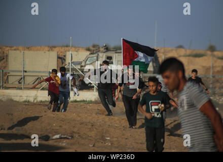 Gaza, Palästina. 06 Sep, 2019. Demonstranten aus tränengaskanister reißen die Flucht in Richtung zu Ihnen während einer anti-israelischen Demonstration an der Israel-Gaza Grenzzaun im südlichen Gazastreifen abgefeuert. Credit: SOPA Images Limited/Alamy leben Nachrichten