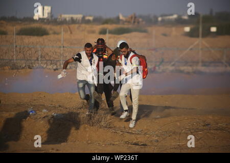 Gaza, Palästina. 06 Sep, 2019. Palästinensische Ärzte tragen eine verletzte Person bei einer anti-israelischen Demonstration an der Israel-Gaza Grenzzaun im südlichen Gazastreifen. Credit: SOPA Images Limited/Alamy leben Nachrichten