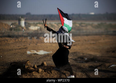 Gaza, Palästina. 06 Sep, 2019. Eine palästinensische Demonstrator verwendet eine Schleuder zu wirft Steine während einer anti-israelischen Demonstration an der Israel-Gaza Grenzzaun im südlichen Gazastreifen. Credit: SOPA Images Limited/Alamy leben Nachrichten