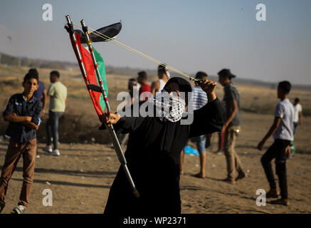 Gaza, Palästina. 06 Sep, 2019. Eine palästinensische Demonstrator verwendet eine Schleuder zu wirft Steine während einer anti-israelischen Demonstration an der Israel-Gaza Grenzzaun im südlichen Gazastreifen. Credit: SOPA Images Limited/Alamy leben Nachrichten