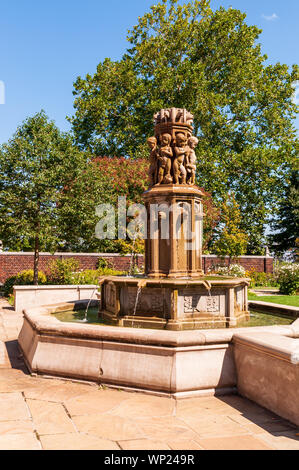 Der Brunnen im Garten in Mellon Park an einem sonnigen Sommertag, Pittsburgh, Pennsylvania, USA Stockfoto