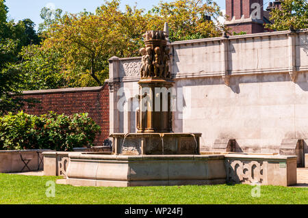 Der Brunnen im Garten in Mellon Park an einem sonnigen Sommertag, Pittsburgh, Pennsylvania, USA Stockfoto