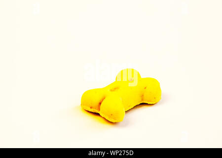 Hundefutter closeup auf weißem Hintergrund Stockfoto