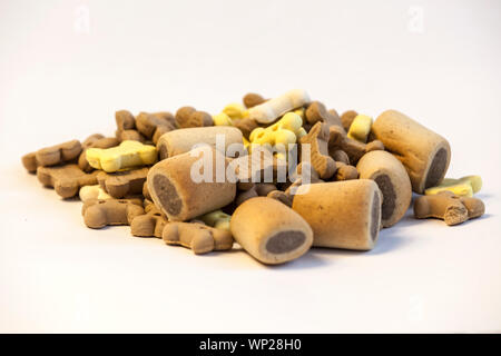Hundefutter closeup auf weißem Hintergrund Stockfoto