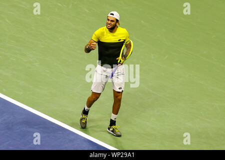 New York, USA. 06 Sep, 2019. Matteo Berrettini von Italien während seiner Herren Einzel Halbfinale gegen Rafael Nadal aus Spanien an Tag 12 der 2019 US Open am USTA Billie Jean King National Tennis Center am September 06, 2019 in Queens Borough von New York City. Credit: Unabhängige Fotoagentur/Alamy leben Nachrichten Stockfoto